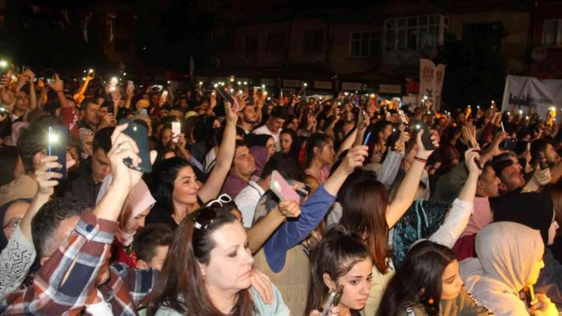 Manuş Baba Konya'da hayranlarıyla buluştu