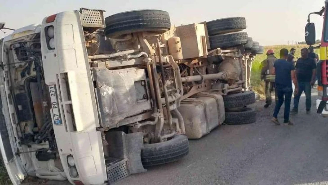 Mardin'de buğday yüklü tır devrildi: 2 yaralı