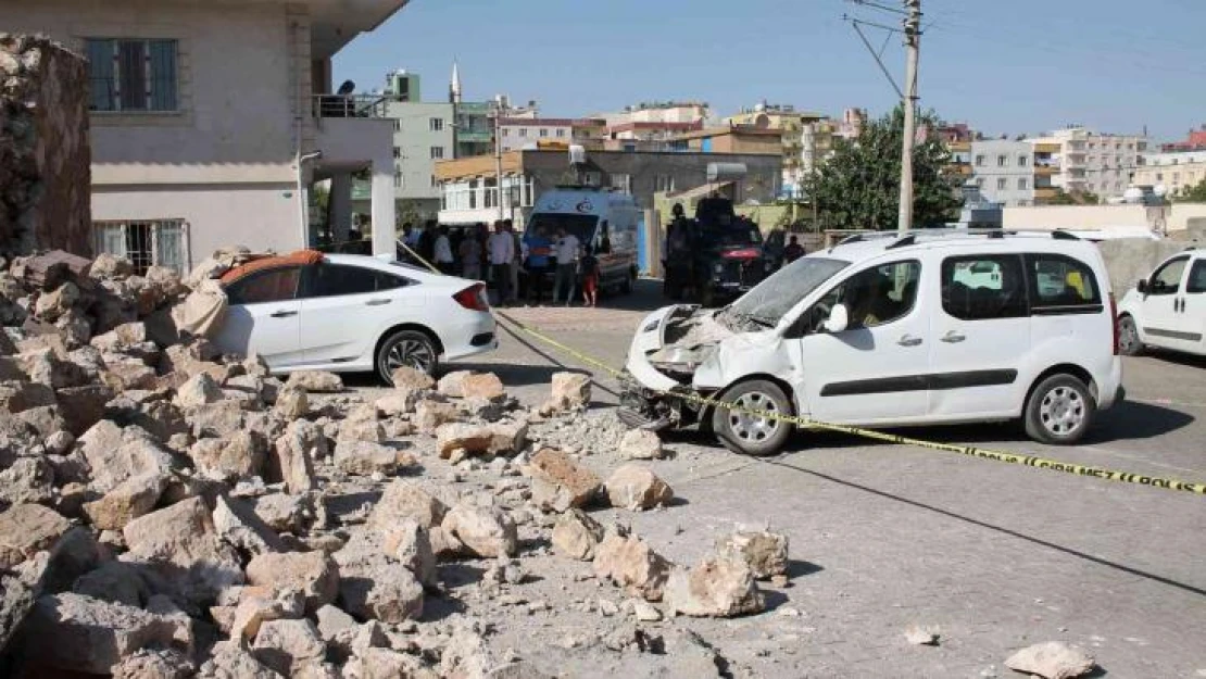 Mardin'de duvar çöktü, iki araçta maddi hasar meydana geldi