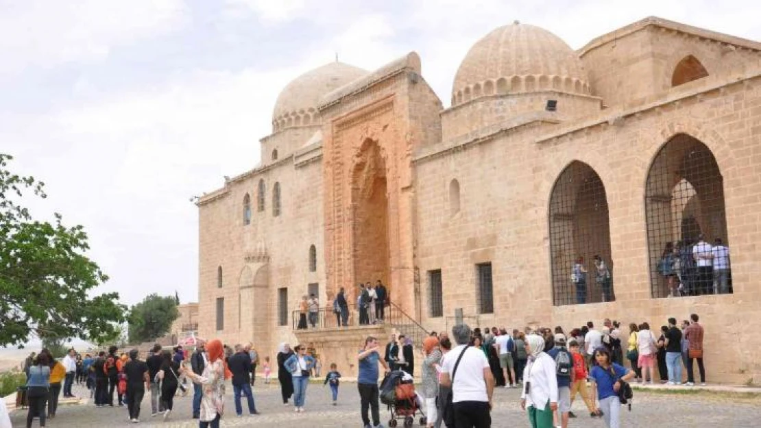 Mardin'de tarihi mekanlar, caddeler ve meydan doldu taştı