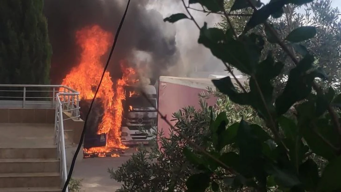 Mardin Galericiler Sitesi'nde tır alevlere teslim oldu: 2 yaralı