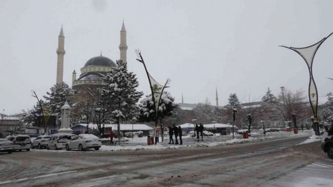 Mart ayının ortasında yağan kar 230 köy yolunu ulaşıma kapattı