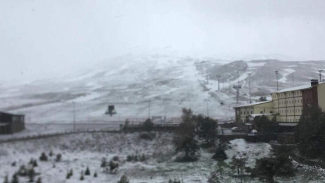 Mayıs ayında yağan kar Erciyes'i beyaza büründü