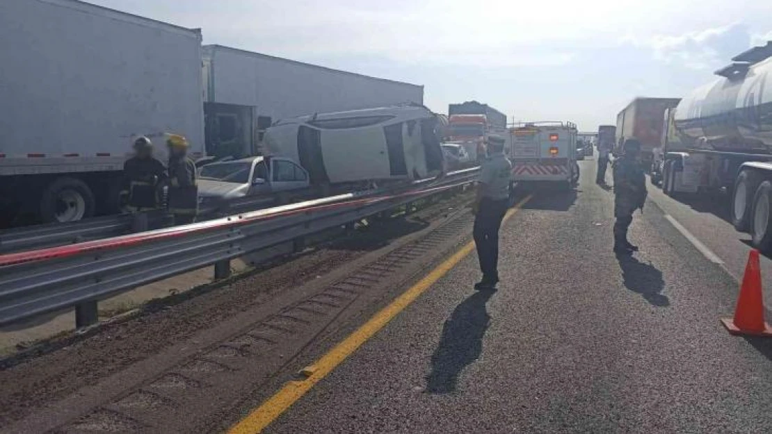 Meksika'da en az 20 araç birbirine girdi: 2 ölü, 40 yaralı