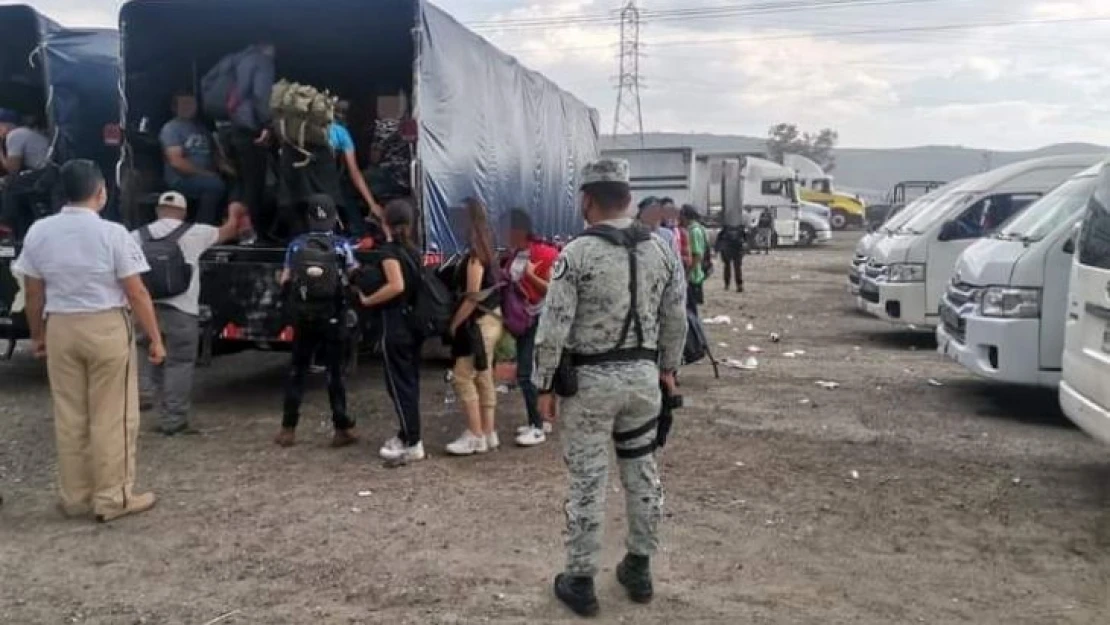 Meksika'da kamyon kasasında 330 kaçak göçmen yakalandı