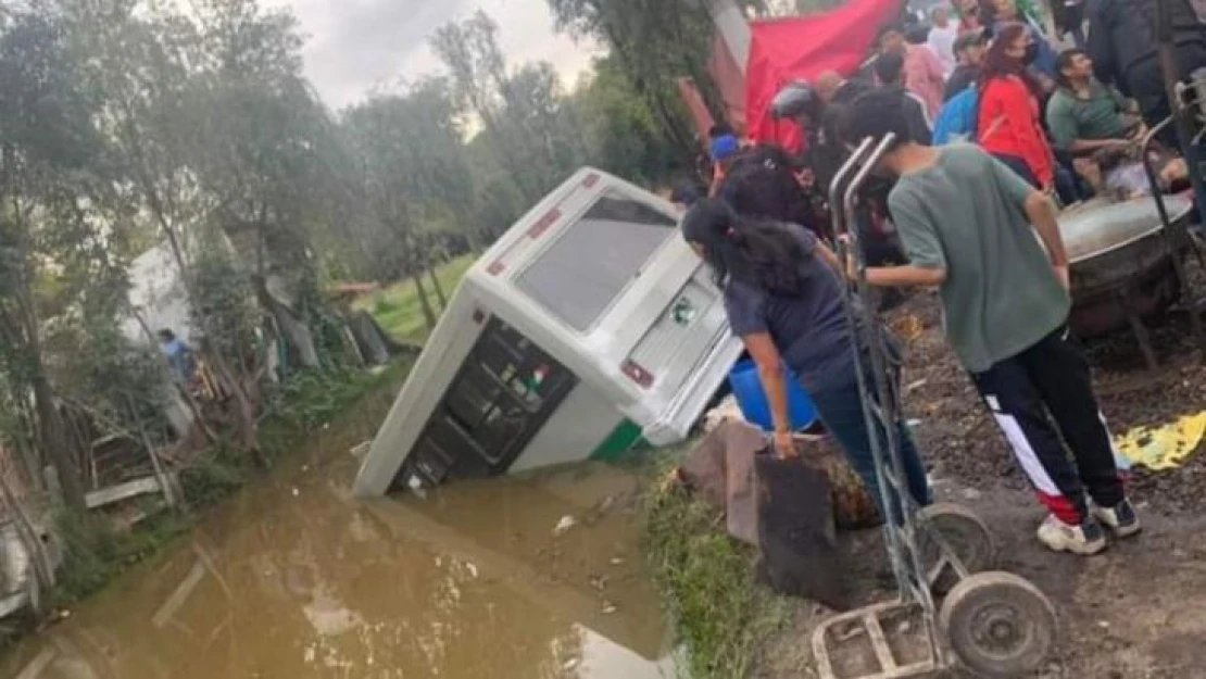 Meksika'da minibüs su kanalına düştü: 7 yaralı