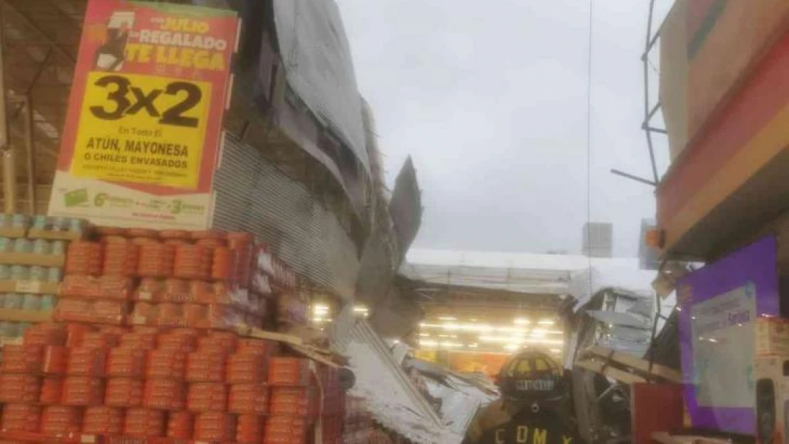 Meksika'da süpermarketin çatısı çöktü