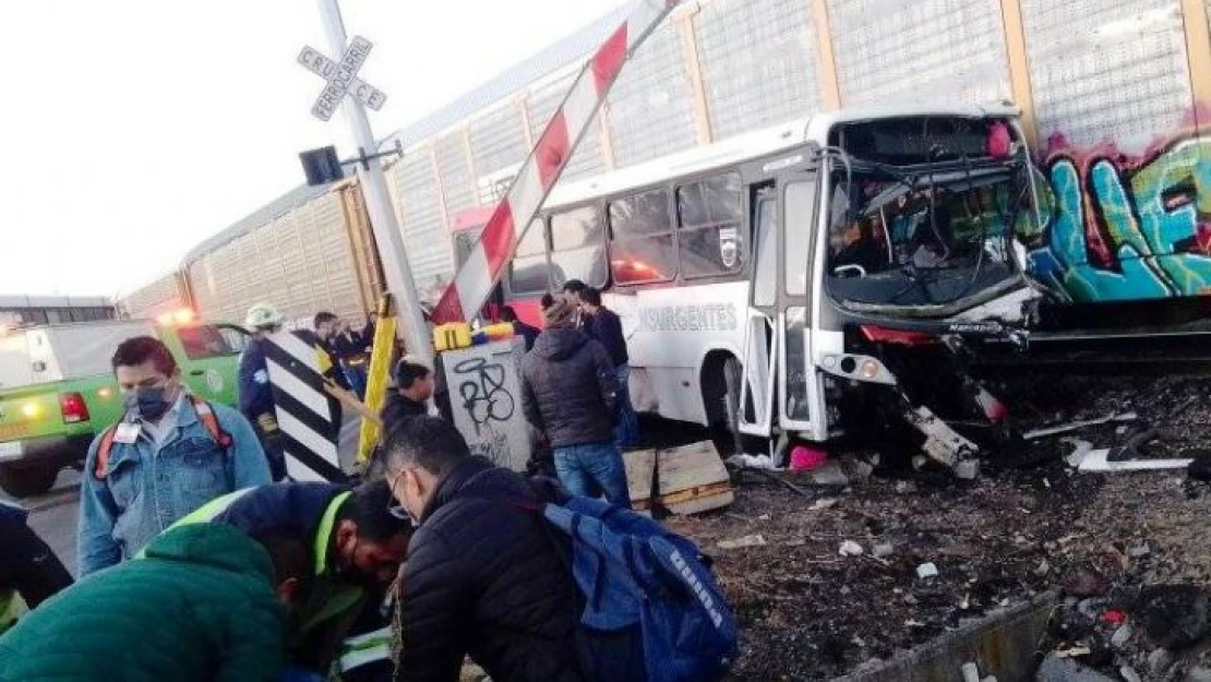 Meksika'da tren yolcu otobüsüne çarptı: 1 ölü, 20 yaralı