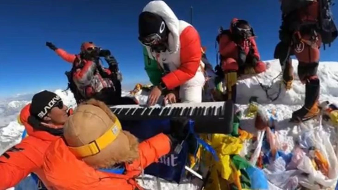 Meksikalı genç dağcı Everest Dağı'nın zirvesinde org çaldı