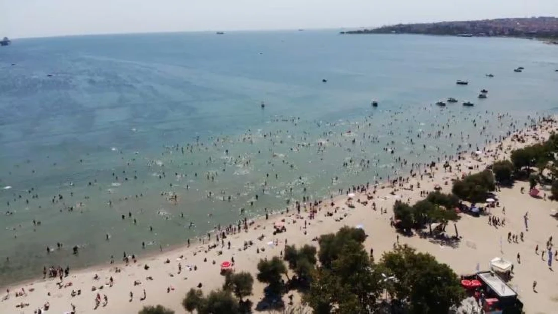 Menekşe Plajı'ndaki yoğunluk havadan görüntülendi