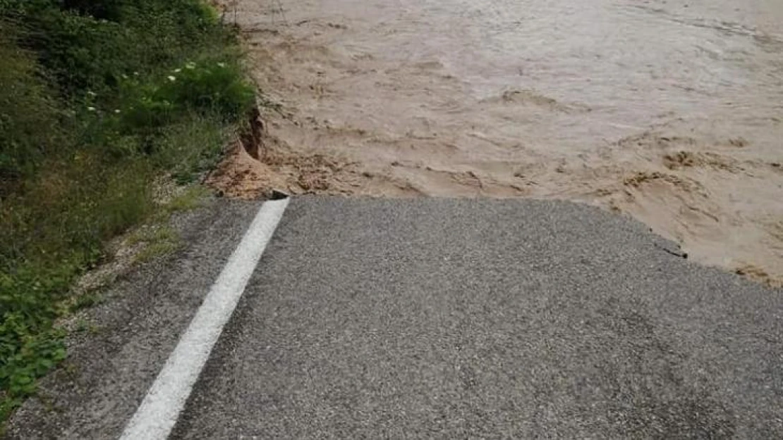 Mengen'de sel suları köprüleri yıktı, yollar çöktü