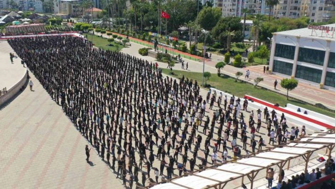 Mersin'de 1919 genç aynı anda zeybek oynadı