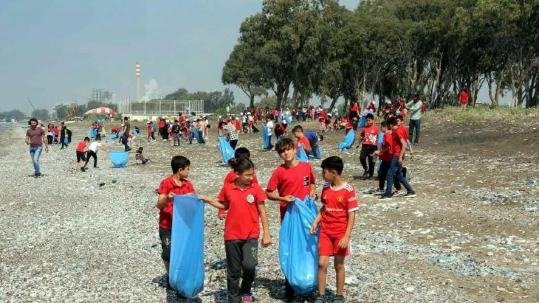 Mersin'de 300 öğrenci deniz kaplumbağaları için sahili temizledi