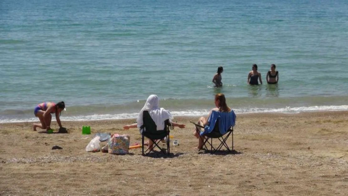 Mersin'de hem kar çilesi hem deniz keyfi