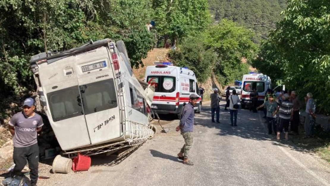 Mersin'de işçi servisi kaza yaptı: 17 yaralı