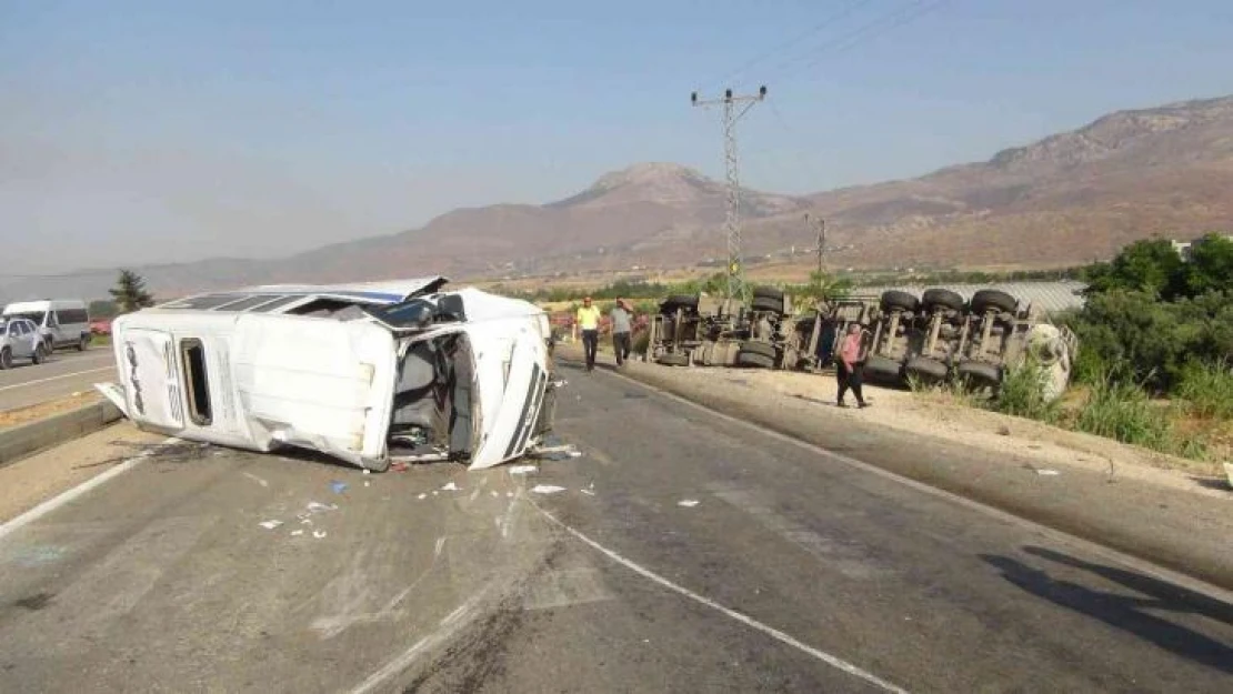 Mersin'de öğrenci servisi ile tır çarpıştı: 2'si ağır 11 yaralı