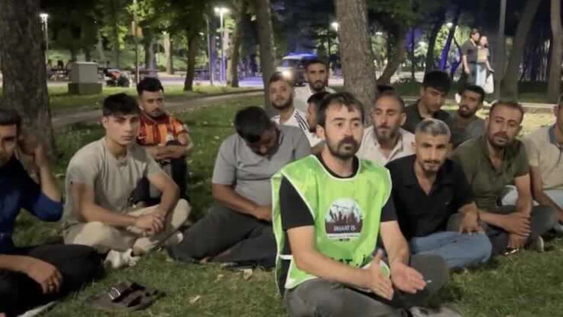 Mersin'deki TOKİ projesinde maaşlarını alamayan işçilerden başkentte oturma eylemi