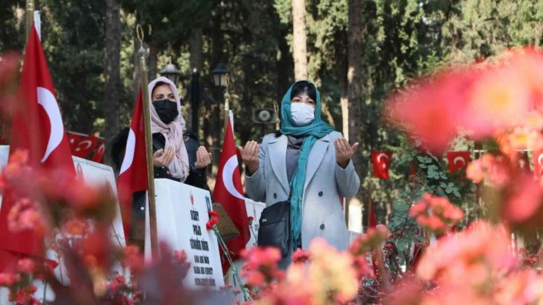 Mersin Şehitliğinde duygulandıran tören