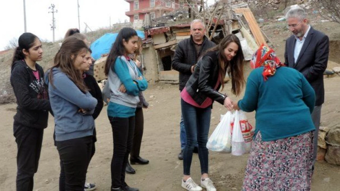 Meslek lisesi öğrencileri harçlıkları ile ailelere yardım yapıyor