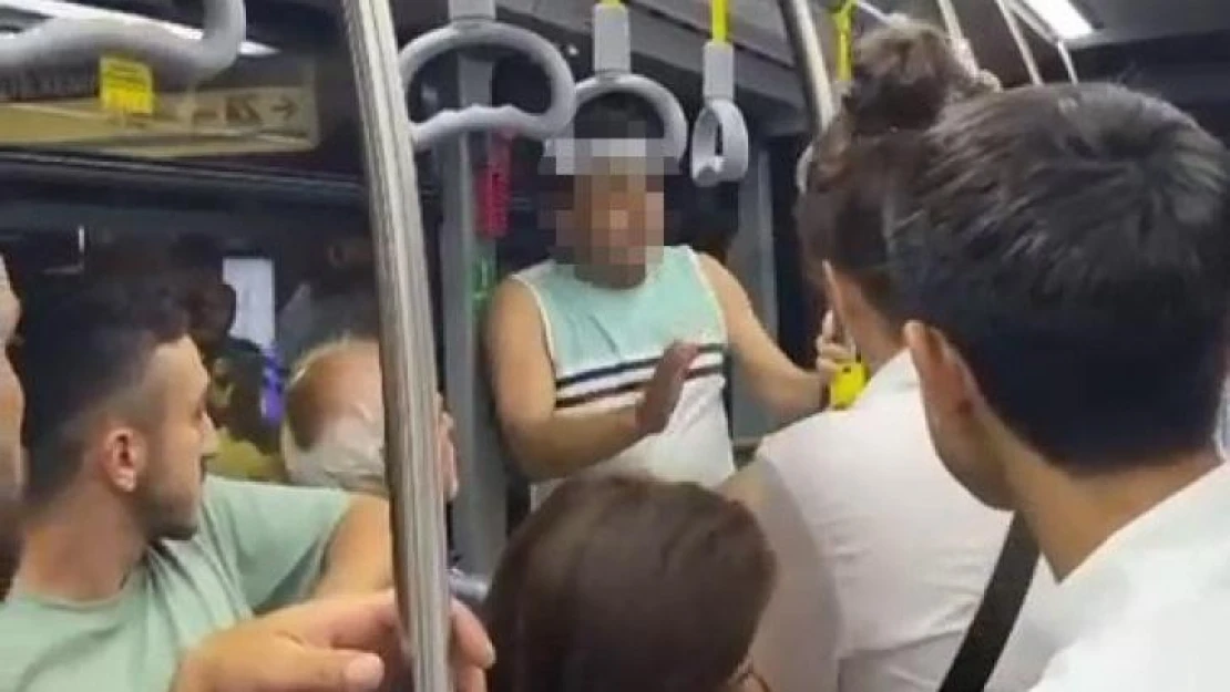 Metrobüste genç kadının fotoğrafını çekti, fark edilince 'Tamam sileceğim' dedi