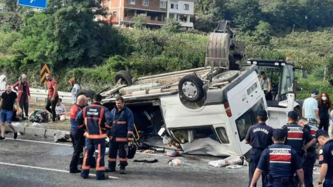 Mevsimlik tarım işçilerini taşıyan minibüs ile hafif ticari araç çarpıştı: 16 yaralı