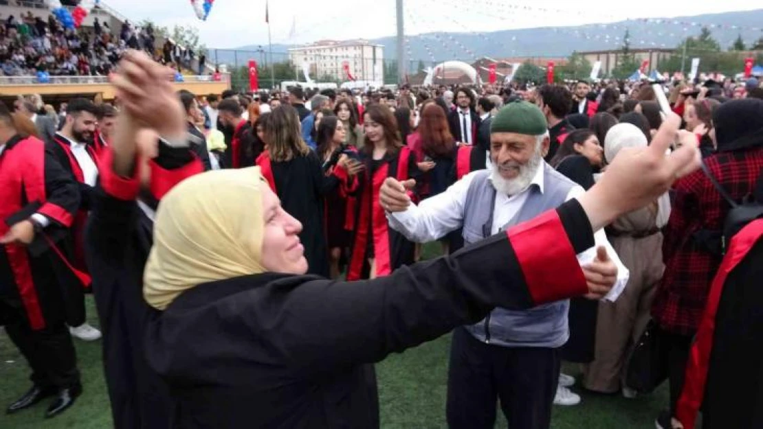 Mezuniyet töreninde gençlere taş çıkarttı