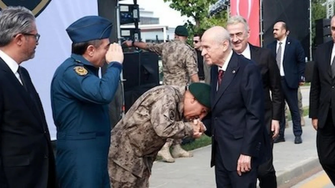 'El öpme' eleştirilerine MHP sert çıktı: Örgüt sempatizanlarının elini öpmekten ar etmeyen...