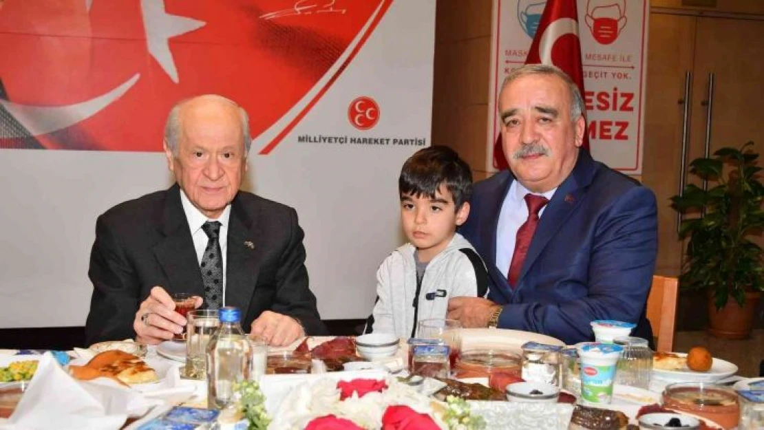 MHP lideri Bahçeli, şehit aileleriyle iftar yemeğinde bir araya geldi