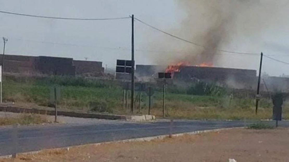 Mısır sapı balyaları alev aldı, karayolunu dumanlar kapladı