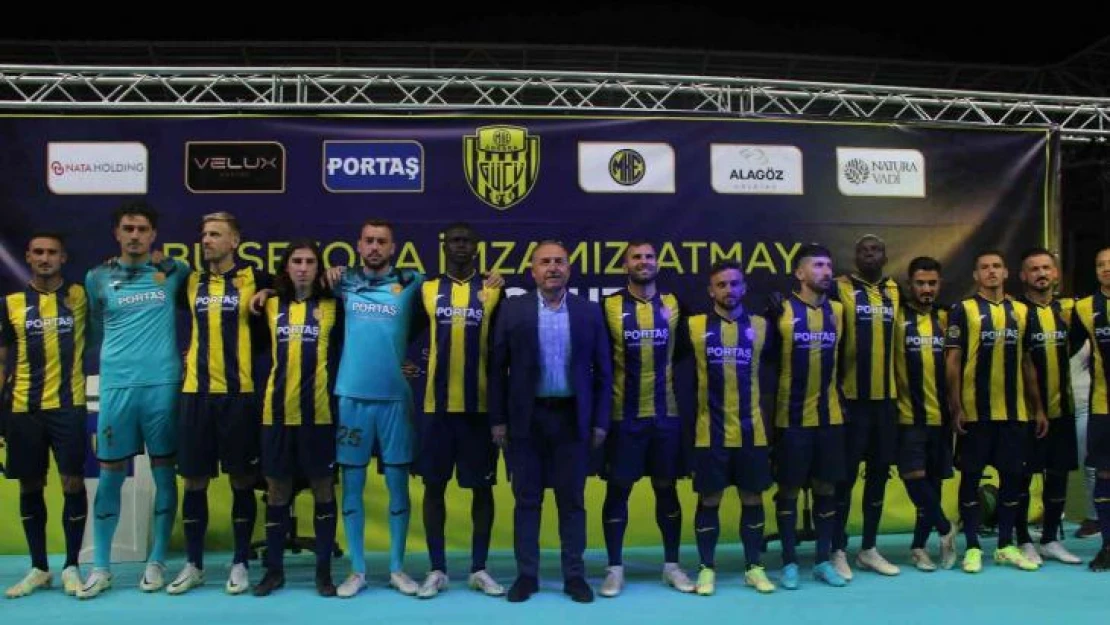 MKE Ankaragücü kadrosuna kattığı 14 isme imza töreni düzenledi