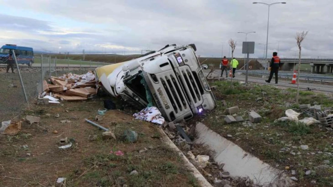 Mobilya malzemesi yüklü tır şarampole devrildi: 1 ölü