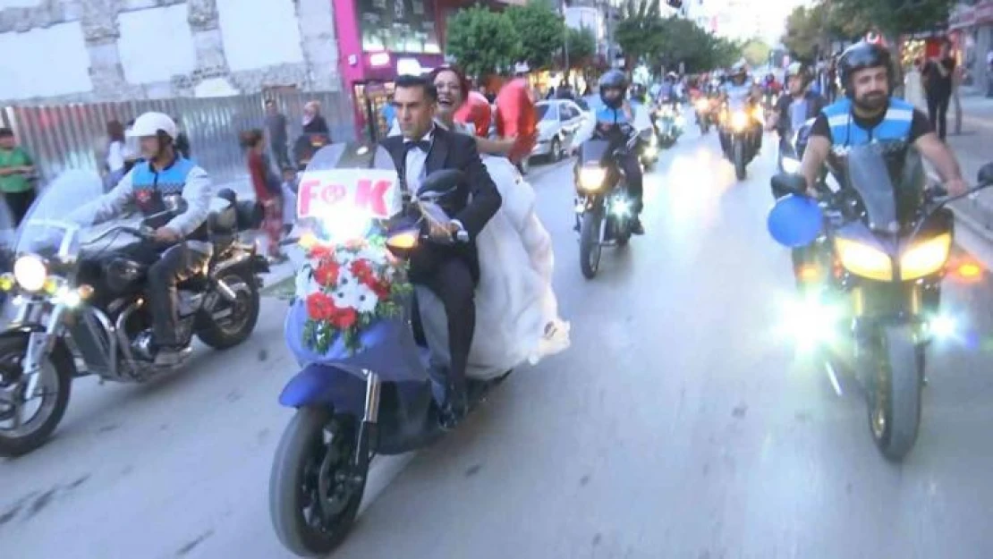 Motor tutkunu damadın gelin arabası da motosiklet oldu, görenler şaşırdı