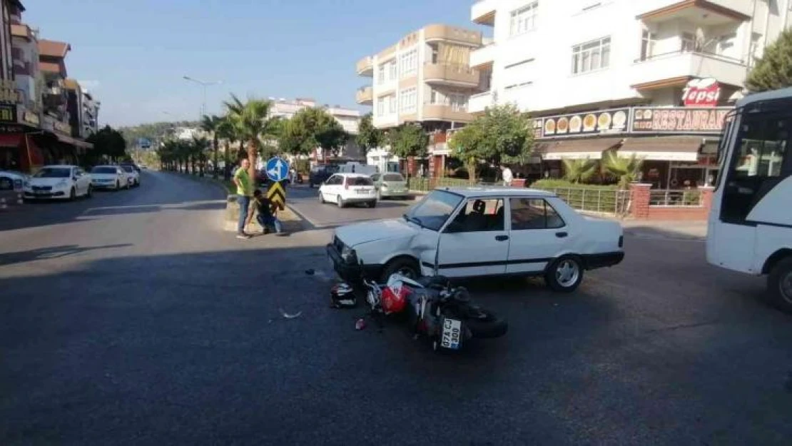 Motosiklet sürücüsü, başındaki kask sayesinde kazayı ucuz atlattı