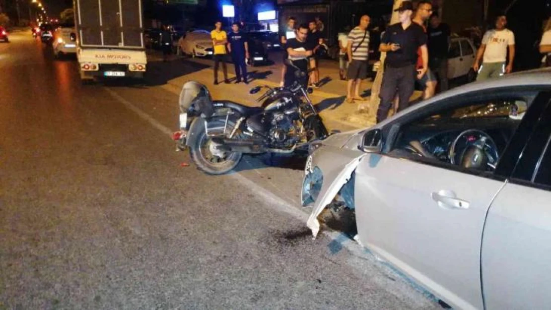 Motosikletle çarpışan otomobilin ön tekeri koptu:2 yaralı