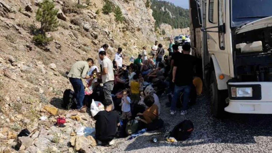 Muğla'da arızalanan kamyonun kasasında 72 düzensiz göçmen yakalandı