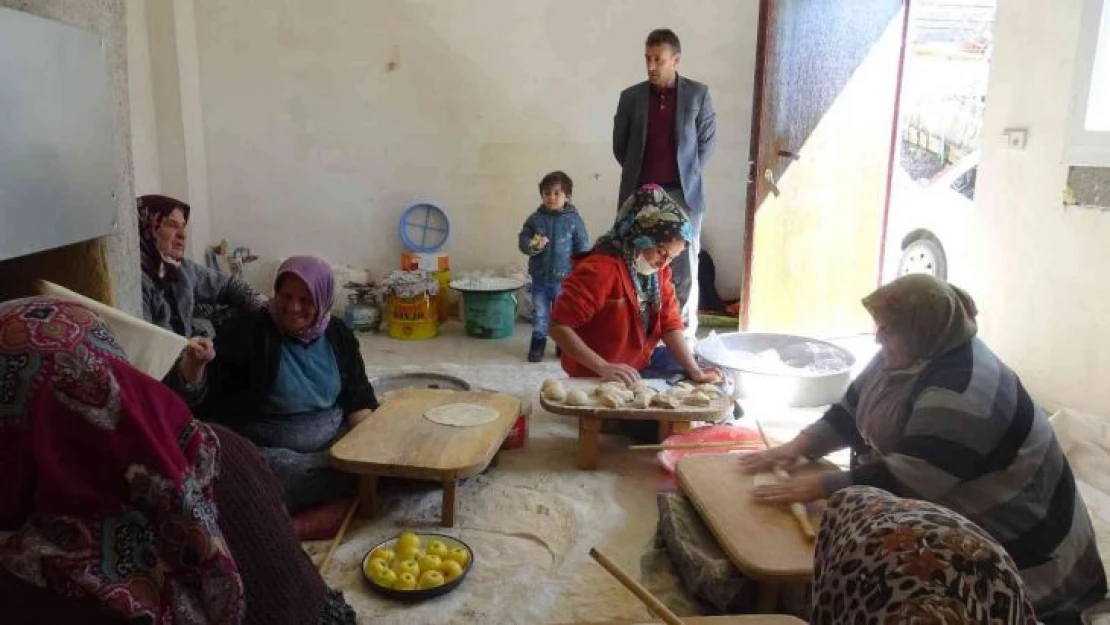 Muhtar, mahallelinin Ramazan hamurunu yoğurdu