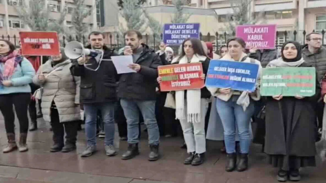 Mülakat mağduru öğretmenlerden MEB önünde protesto eylemi