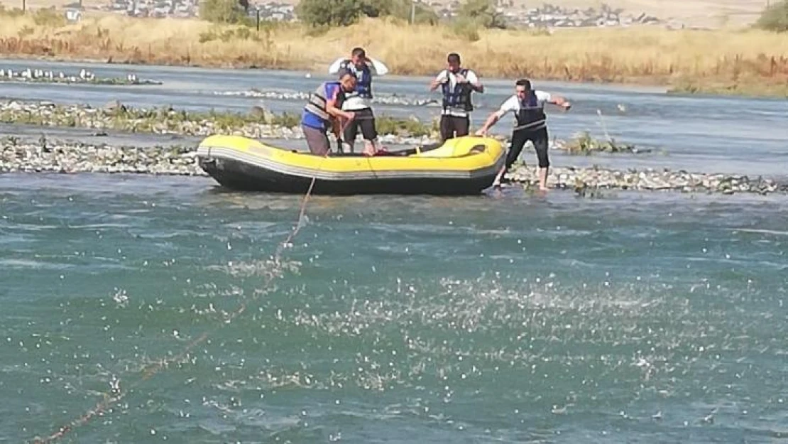 Murat Nehri'nde mahsur kalan 2 kişiyi AFAD kurtardı