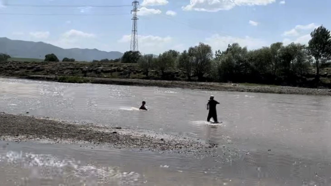 Murat Nehri'nde mahsur kalan çocuğun yardımına vatandaş yetişti