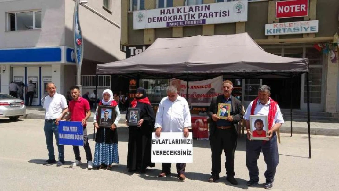 Muş'ta evlat nöbeti tutan anneler 60 haftadır çocuklarının yolunu gözlüyor