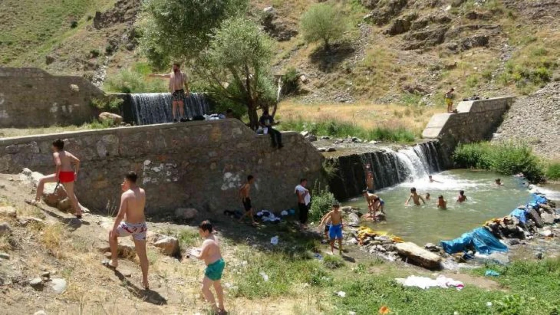 Muş'ta sıcaktan bunalan çocuklar eğlenceyi çayda serinlemekte buldu