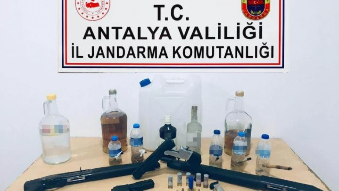 Müzikholde yapılan aramada sahte alkol ve ruhsatsız tabanca ele geçirildi