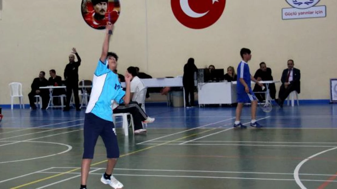 Badminton Yıldızlar Grup Müsabakaları başladı