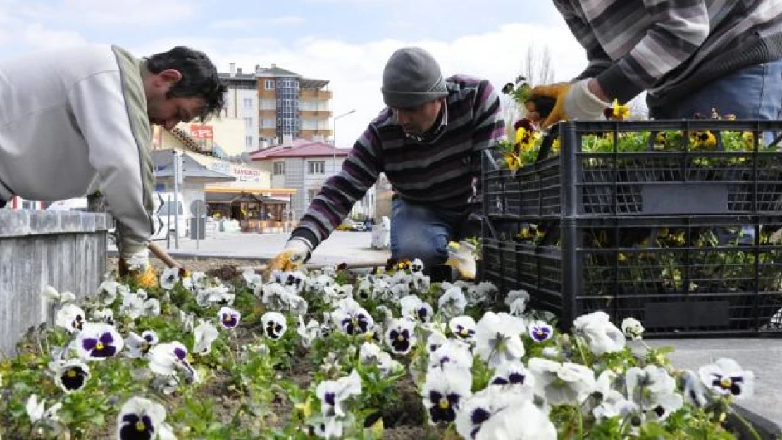 Gürün çiçeklerle donatıldı