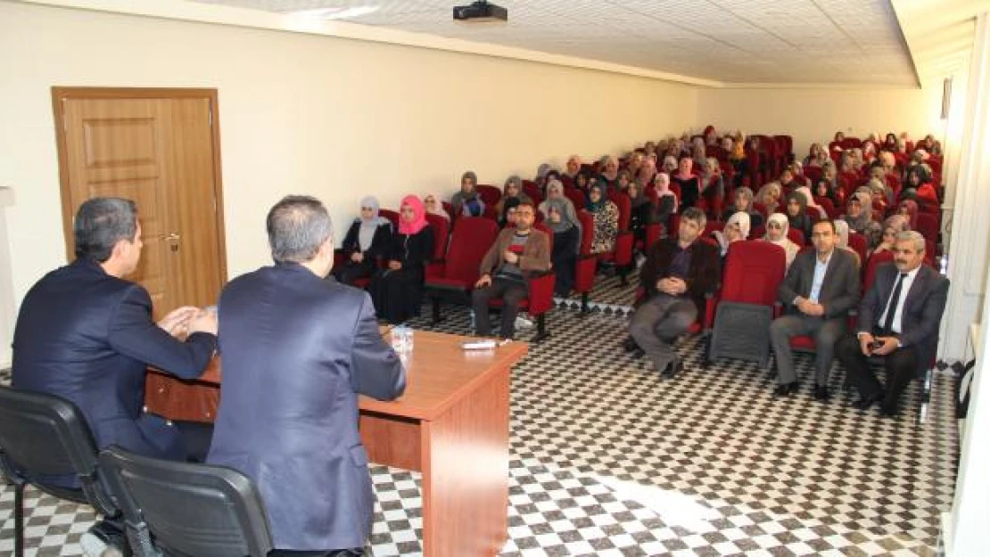 Midyat Müftüsü Bilik'ten kız öğrencilere konferans 