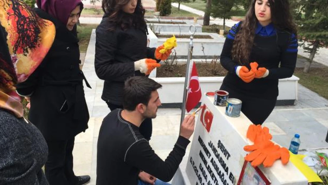 Yozgat'ta üniversite öğrencilerden şehitliğe bakım