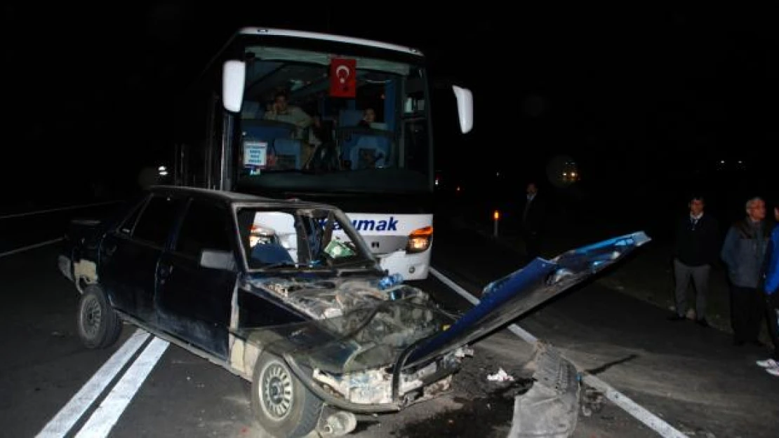 Antalya'da yolcu otobüsü ile otomobil çarpıştı: 2 yaralı