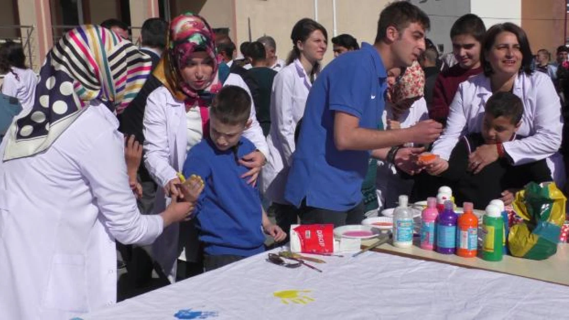 Otizme dikkati çekmek için afişe el izlerini bıraktılar