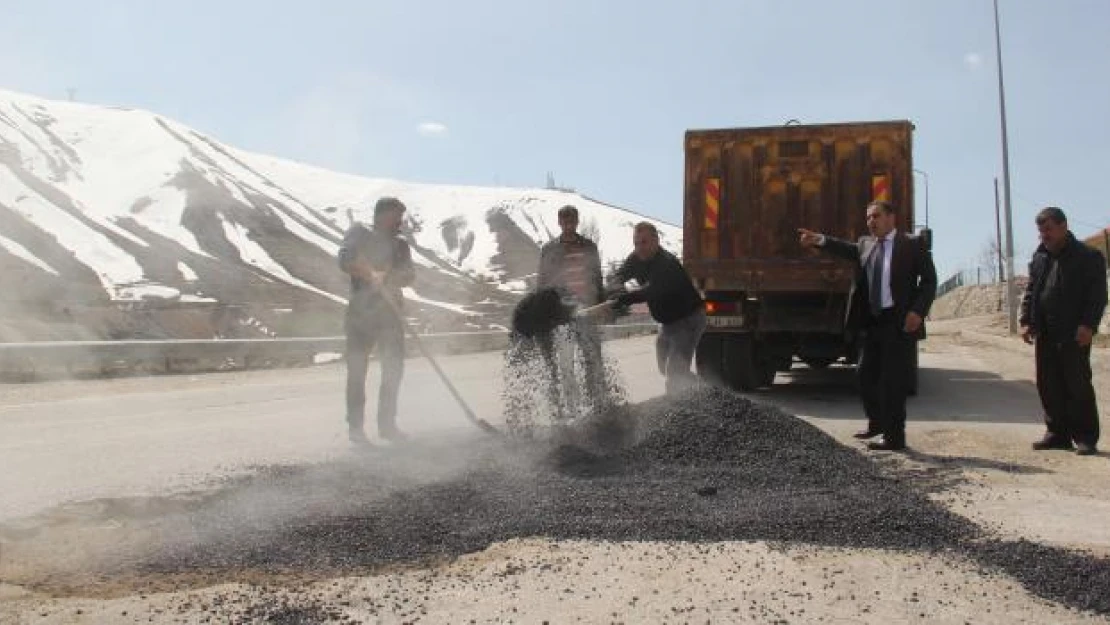 Bitlis'te, kardan zarar gören yollar onarılıyor