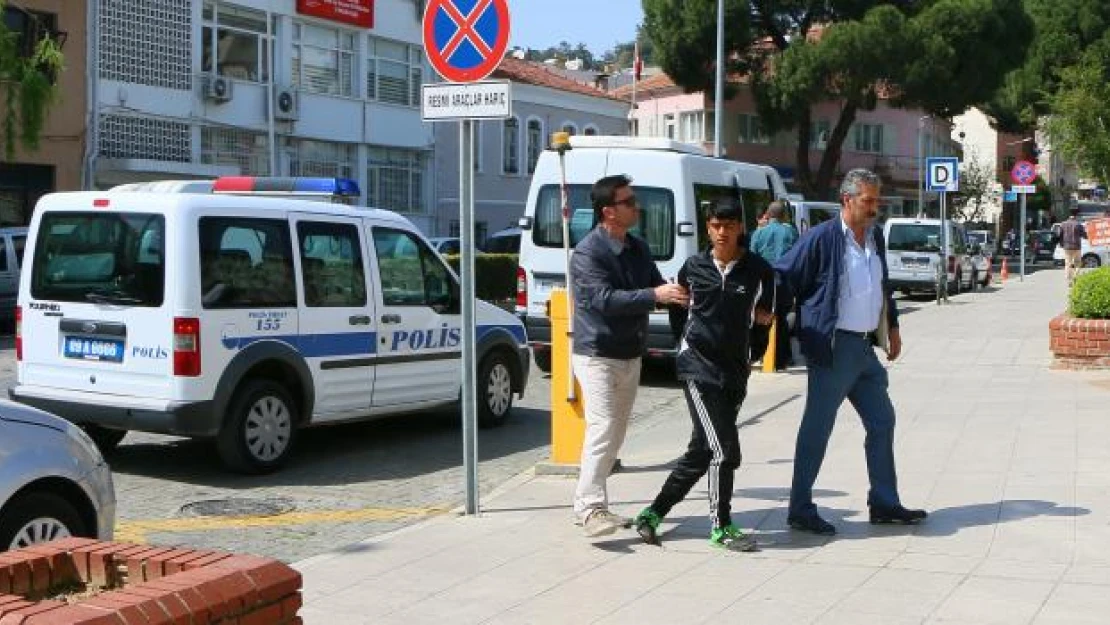 Polislerin bıçakla yaralanması